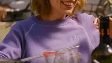 La sudadera morada que lleva Nadja (Paula Beer) en la película El cielo rojo