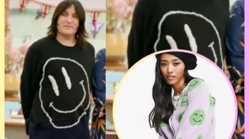 Sudadera bordada con cara sonriente de Raf Simons en negro usada por Noel Fielding en The Great British Bake Off (Seasion 14 Episodio 4)