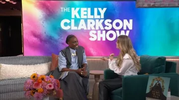 Blusa Asos con cuello ramillete con volantes usada por Kelly Clarkson como se vio en The Kelly Clarkson Show el 17 de octubre de 2023