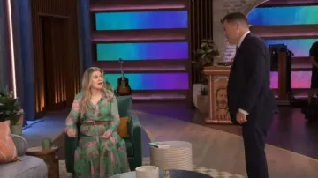 Oscar de la Renta Vestido largo de gasa de seda con estampado de geranio usado por Kelly Clarkson como se ve en The Kelly Clarkson Show el 17 de octubre de 2023
