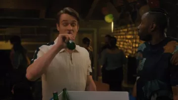 Polo zippé Ted Baker Abloom porté par Nowak (Thomas Elms) tel qu’on le voit dans SkyMed (S02E04)