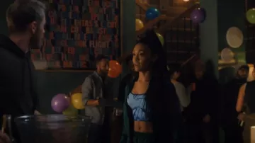 Soutien-gorge de sport rose Victorias Secret porté par Lexi (Mercedes Morris) dans SkyMed (S02E04)