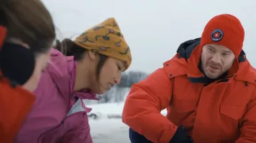 Bonnet Obey Washer porté par Emma (Rebecca Kwan) comme on le voit dans SkyMed (S02E04)