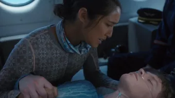 Kari Traa Rose Ls Taupe portée par Emma (Rebecca Kwan) dans SkyMed (S02E04)