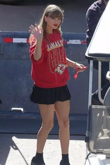 Gildan Kansas City Chiefs Vintage 1992 Sweatshirt worn by  Taylor Swift at Kansas City Chiefs Vs Los Angeles Chargers Game on October 22, 2023