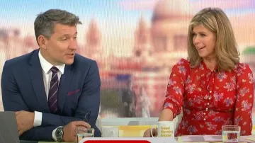 Lk bennett Keira Red Flo­ral Print Silk Dress worn by Kate Garraway as seen in Good Morning Britain on October 13, 2023