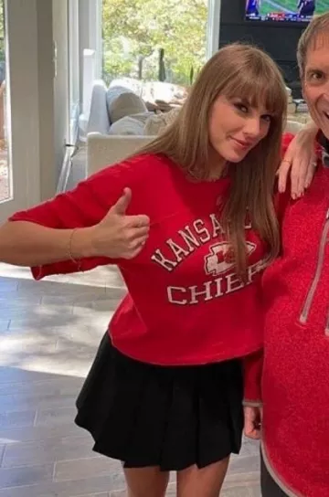 ’47 Kansas City Chiefs Half Moon Stevie Crop Top worn by Taylor Swift at Kanas City Cheifs Vs Los Angeles Chargers Pre Game on October 22, 2023