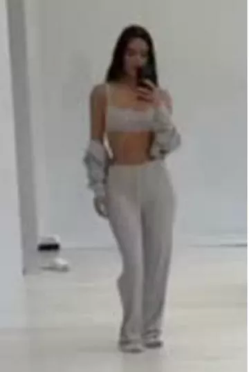 Pantalón holgado Skims Waffle en gris jaspeado claro usado por Kim Kardashian West en su historia de Instagram el 22 de octubre de 2023