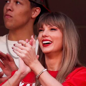 Vintage Ellie Mae Studios Kansas City Chiefs Sweatshirt worn by Taylor Swift at Chiefs vs. Chargers Game on October 22, 2023 in Kansas City, Missouri.