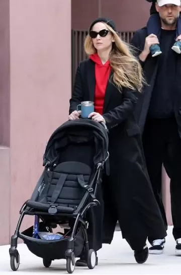 Zapatillas Adidas Originals Og Samba usadas por Jennifer Lawrence en la ciudad de Nueva York el 22 de octubre de 2023