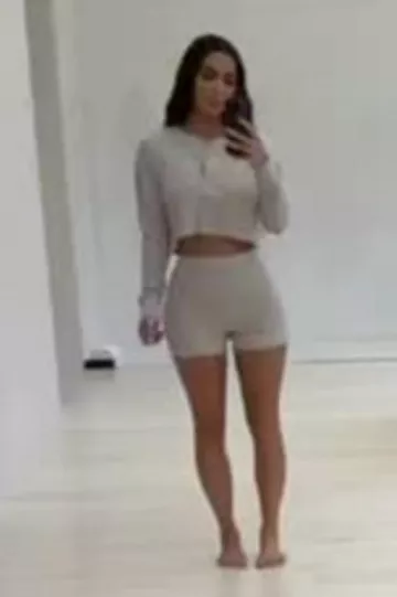 Skims Waffle Boxer In Stone usado por Kim Kardashian West en su historia de Instagram el 22 de octubre de 2023