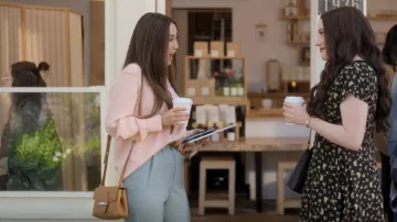 Sac à bandoulière Longchamp Roseau porté par Madison Maxwell (Brenda Song) dans Dollface (S02E02)