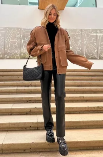 Bolso de hombro mediano Chanel Timeless CC usado por Chiara Ferragni en su publicación de Instagram el 22 de octubre de 2023