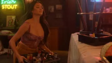 Cotton Citizen Car­go Sweat­pants Brook­lyn worn by Stella Cole (Shay Mitchell) as seen in Dollface (S02E03)