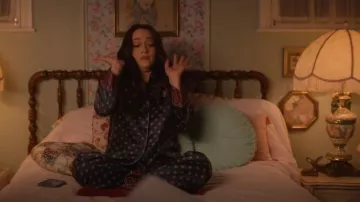 Urban Outfitters Pin­tuck Cush­ion used by Jules Wiley (Kat Dennings) as seen in Dollface (S02E03)