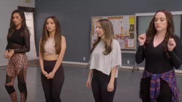 Vuori Dai­ly Leg­gings in Black Camo worn by Izzy Levine (Esther Povitsky) as seen in Dollface (S02E03)