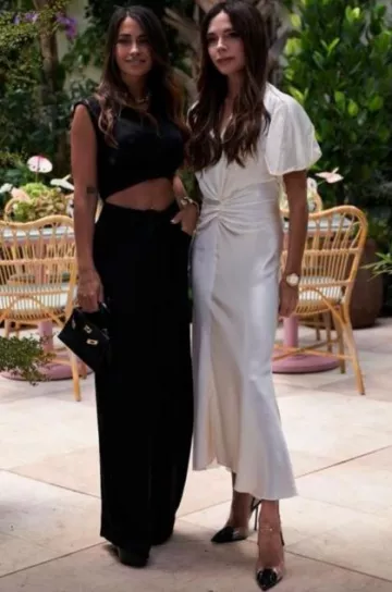 Saint Laurent Chica Slingback en Tpu y charol en negro usado por Victoria Beckham en Rangel Collection en Miami el 21 de octubre de 2023