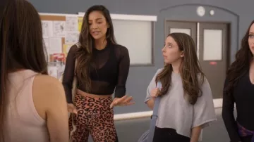 What Waist Ther­mat­e­ch Body Sculpt Leg­gings worn by Stella Cole (Shay Mitchell) as seen in Dollface (S02E03)