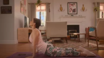 Nike Fast Crop Runway Printed Tight Women usado por Madison Maxwell (Brenda Song) como se ve en Dollface (T02)