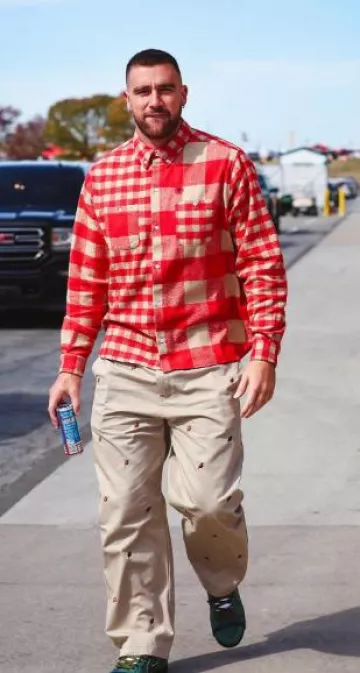 Pantalones helados beige con helado usados por Travis Kelce en la cuenta de Instagram @killatrav