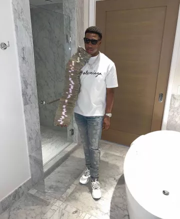 Camiseta Balenciaga White Script Logo usada por Rob49 en la cuenta de Instagram @rob49up