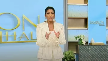 Jean Paul Gaultier Blazer de sarga a rayas con cordones usado por Tamron Hall como se ve en Tamron Hall Show el 23 de octubre de 2023