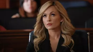 Maje LilioTop porté par Amy Quinn (Lindsey Gort) dans All Rise (S03E16)