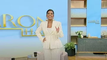 Jean Paul Gaultier Pantalones de pierna ancha de sarga a rayas con cordones plisados usados por Tamron Hall como se ve en Tamron Hall Show el 23 de octubre de 2023