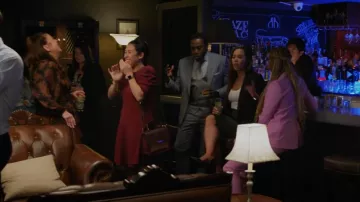 Nanette Lepore Burgundy Vegan Leather Top Carry Color Block Sacoche portée par Sherri Kansky (Ruthie Ann Miles) comme on le voit dans All Rise (S03E16)