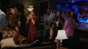 Nanette Lepore Burgundy Vegan Leather Top Carry Color Block Sacoche portée par Sherri Kansky (Ruthie Ann Miles) comme on le voit dans All Rise (S03E16)