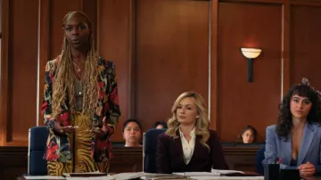Polo en maille côtelée Maje Mimosally vert porté par Vanessa 'Ness' Johnson (Samantha Marie Ware) dans All Rise (S03E16)