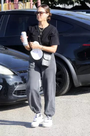 Pulsera Cartier Juste Un Clou usada por Jessica Alba en Beverly Hills, California, el 14 de octubre de 2023