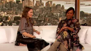 Jupe ajustée en cuir Khaite Loxley portée par Drew Barrymore comme on le voit dans The Drew Barrymore Show le 23 octobre 2023