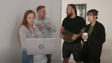 Madre Excursionista De Cintura Alta Hover Un Día En La Vida Vaquero Delgado De Pierna Recta Usado Por Mina Starsiak como se ve en Good Bones (T08E10)