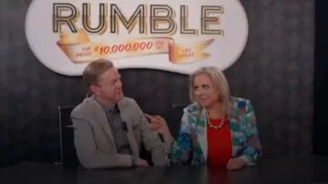 Blazer imprimé Guess Lucy porté par Linda Fields (Debbie Podowski) comme on le voit dans The Irrational (S01E05)