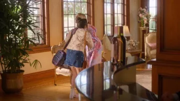 Minifalda de mezclilla rígida Madewell de línea A usada por Izzy Levine (Esther Povitsky) como se ve en Dollface (S02E08)