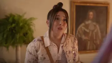 Juniors' Candie's® Flo­ral Den­im Jack­et worn by Izzy Levine (Esther Povitsky) as seen in Dollface (S02E08)