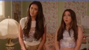 Camiseta de tirantes Cotton Citizen Ibiza usada por Izzy Levine (Esther Povitsky) como se ve en Dollface (S02E08)
