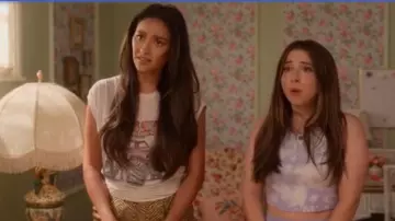 Débardeur Ibiza en coton porté par Izzy Levine (Esther Povitsky) comme on le voit dans Dollface (S02E08)