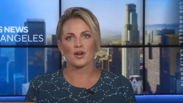 Chemise à double poche à fleurs Ann Taylor en Sea Storm portée par Jamie Yuccas comme on le voit dans CBS Mornings le 23 octobre 2023