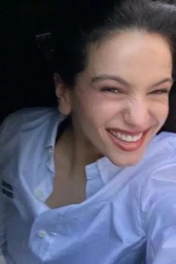 Camisa corta con logotipo bordado de Miu Miu usada por Rosalía en su publicación de Instagram el 6 de junio de 2023