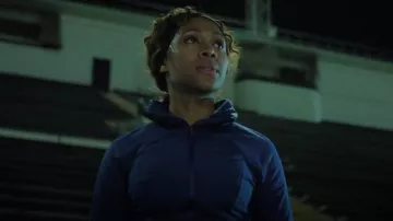 Chaqueta Lululemon Down For it All usada por Christina Hunter (Nicole Beharie) como se ve en The Morning Show (T03E08)