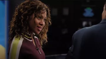 Vestido deportivo con cremallera de bloques de color de punto acanalado Karen Millen usado por Christina Hunter (Nicole Beharie) como se ve en The Morning Show (T03E08)