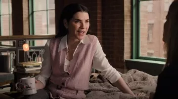 Gilet Gucci ceinturé en tricot de laine côtelé porté par Laura Peterson (Julianna Margulies) dans The Morning Show (S03E08)