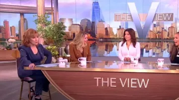 Cinq a Sept Rhinestone Crackle Adornado Cheyenne Blazer usado por Joy Behar como se ve en The View el 20 de octubre de 2023