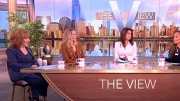Cinq a Sept Rhinestone Crackle Crop Flare Pants usado por Joy Behar como se ve en The View el 20 de octubre de 2023