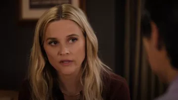 Chemise ajustée classique Theory portée par Bradley Jackson (Reese Witherspoon) comme on le voit dans The Morning Show (S03E08)