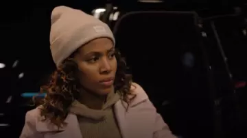 Abrigo Ted Baker Marlei usado por Christina Hunter (Nicole Beharie) como se ve en The Morning Show (T03E08)