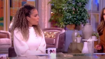 Proenza Schouler Vestido de suéter bouclé de mezcla de lana de doble abertura de manga larga usado por Sunny Hostin como se ve en The View el 23 de octubre de 2023