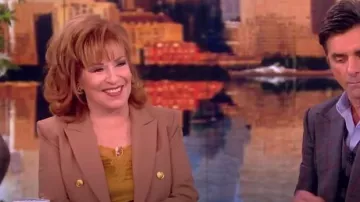 Express Satin Lace Trim V-Neck Downtown Cami usado por Joy Behar como se ve en The View el 24 de octubre de 2023